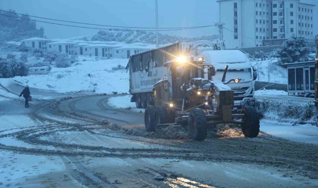 Hatay’da etkili olan yoğun kar yağışı nedeniyle 10 ilçede eğitime
