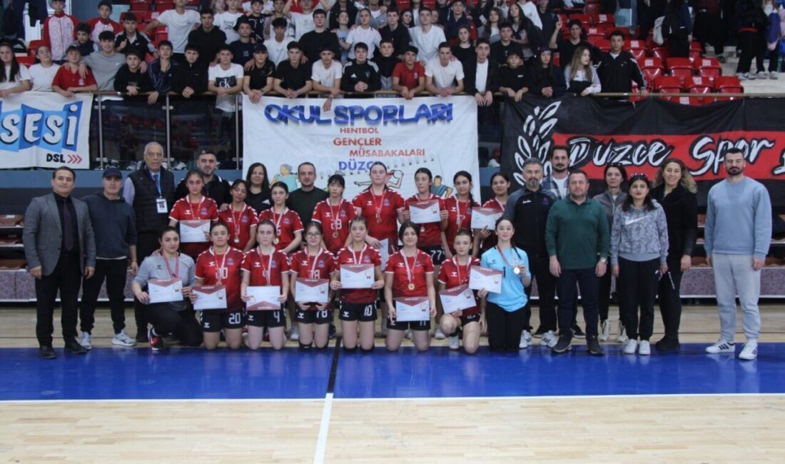 Düzce’nin ev sahipliğinde düzenlenen Okul Sporları Hentbol gençler grup müsabakaları