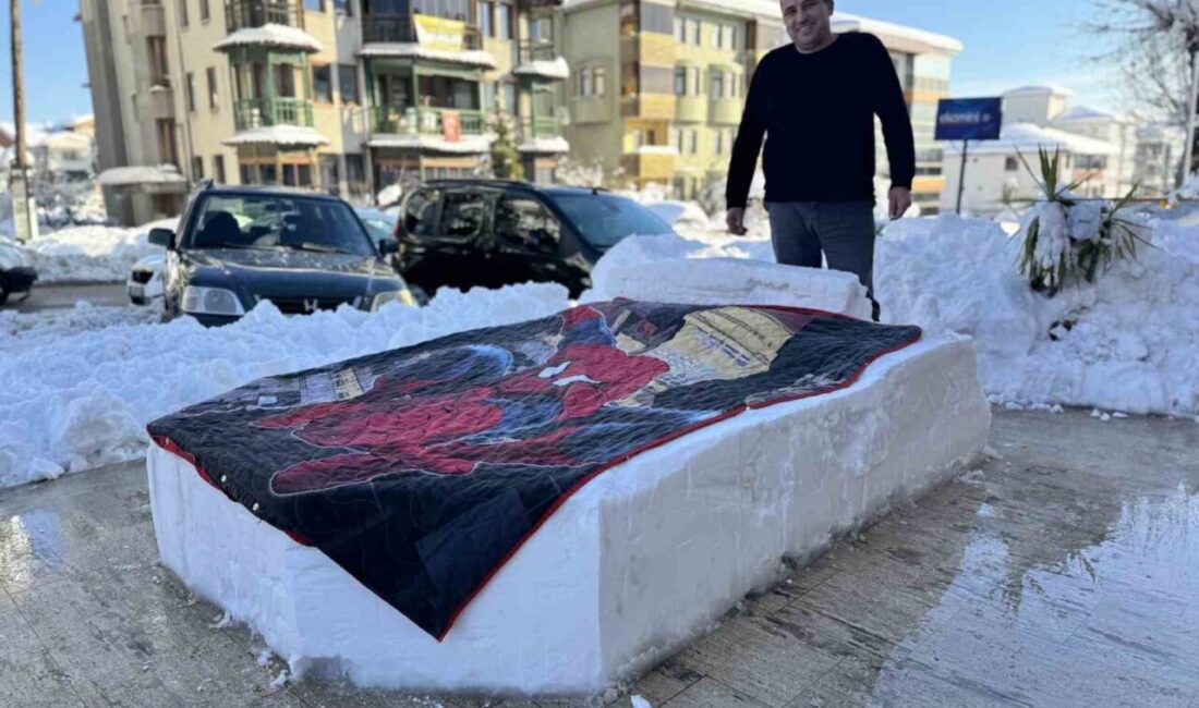 Karabük’ün Safranbolu ilçesinde bir esnaf, kar yağışını fırsata çevirerek dükkanının