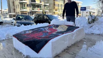 Karabük’ün Safranbolu ilçesinde bir esnaf, kar yağışını fırsata çevirerek dükkanının