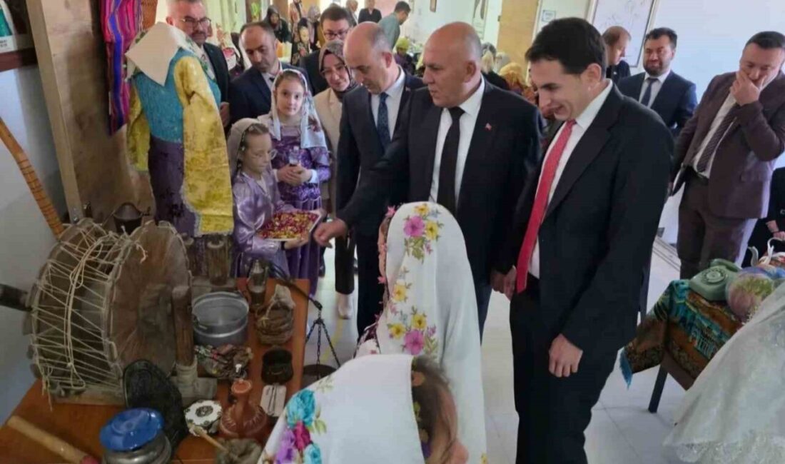 Kütahya’nın Hisarcık ilçesi Atatürk İlkokulu’nda ilçe protokolünün katılımıyla düzenlenen Yerli