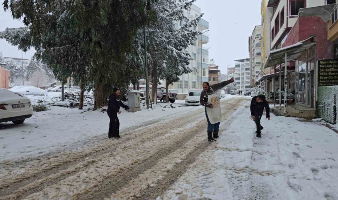 Gaziantep’in İslahiye ilçesinde gece saatlerde başlayan yoğun kar yağışı, etkisini