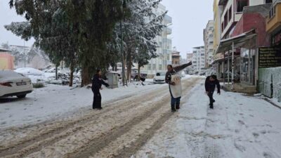 Gaziantep’in İslahiye ilçesinde gece saatlerde başlayan yoğun kar yağışı, etkisini