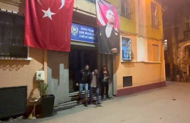 Beyoğlu’nda İstiklal Caddesi üzerinde bir işletmenin merdivenlerinde unutulan telefonu çalan