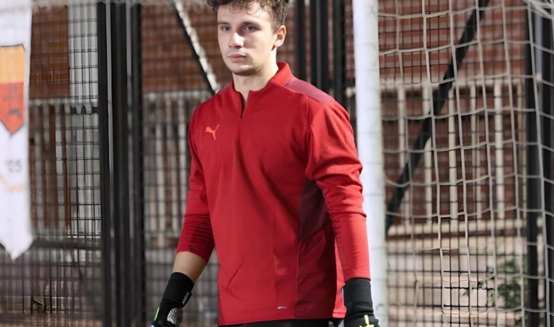 İzmirli 22 yaşındaki girişimci Kaan Tınmaz, halı sahaların ’kaleci eksikliği’