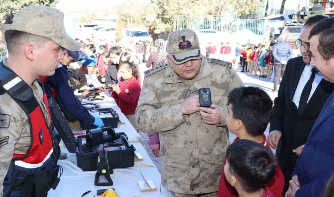 Kilis’te jandarma ekipleri, öğrencilerle bir araya gelerek yerli ve milli