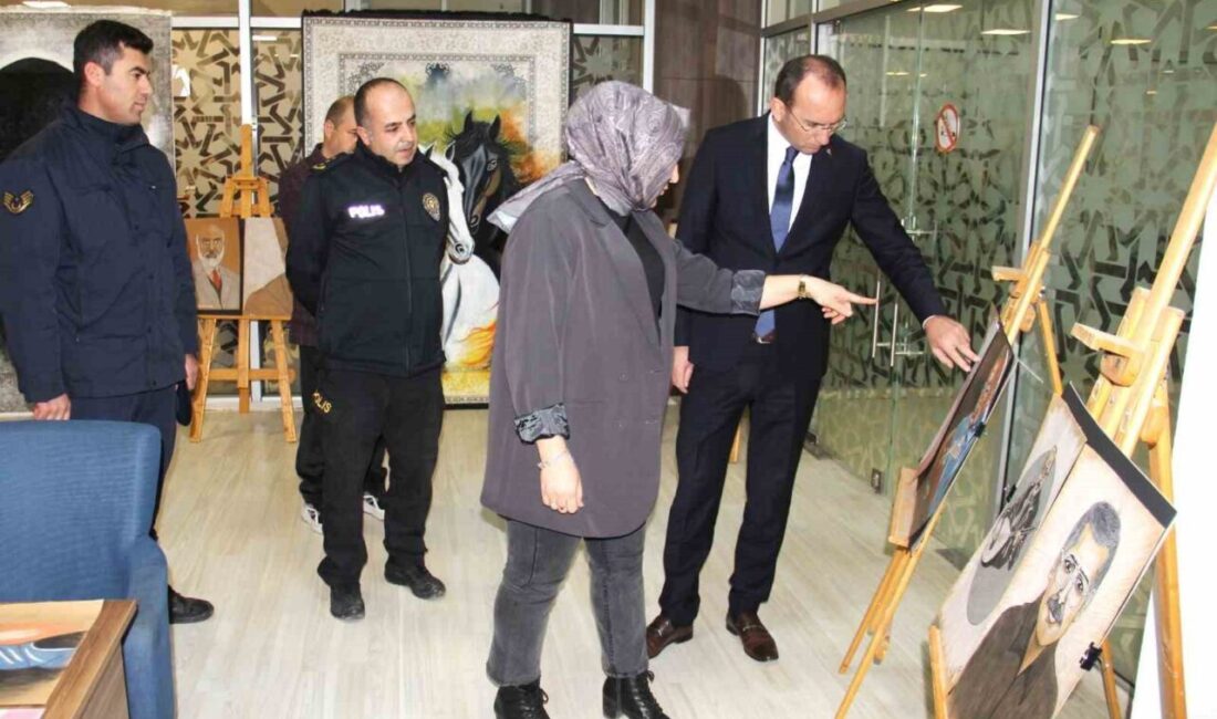 Kahramanmaraş’ın Afşin ilçesinde, şehitlerin karakalem portrelerini çizerek ailelerine hediye etmesiyle