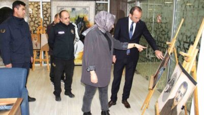 Kahramanmaraş’ın Afşin ilçesinde, şehitlerin karakalem portrelerini çizerek ailelerine hediye etmesiyle