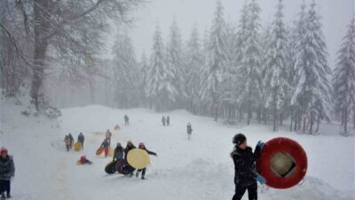 Düzce’de etkili olan kar ile birlikte sokaklar şenlendi ancak uzmanlar,
