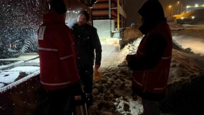 Kastamonu’nun Seydiler ilçesinde kar sebebiyle ulaşıma kapatılan yolda AFAD ve