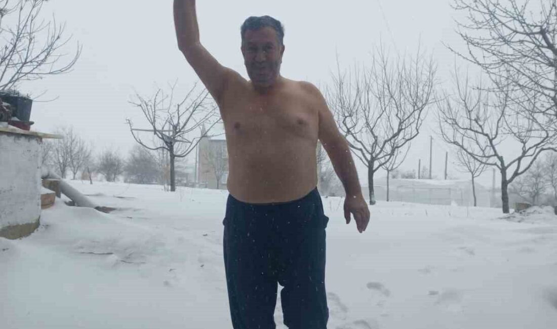 Elazığ’da kar yağmasına sevinen bir vatandaş, üstsüz şekilde sokağa çıkarak