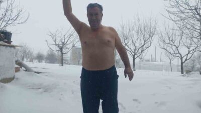 Elazığ’da kar yağmasına sevinen bir vatandaş, üstsüz şekilde sokağa çıkarak