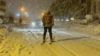 Karabük’te etkili olan kar yağışını fırsata çeviren bir içerik üreticisi,