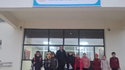 Sarıgöl Karacaali İlkokulu’nda düzenlenen bayrak törenine katılan İlçe Milli Eğitim