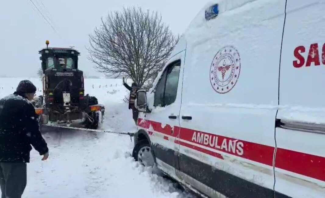 Kastamonu’nun Daday ilçesinde yolda mahsur kalan ambulans, iş makinesi yardımıyla