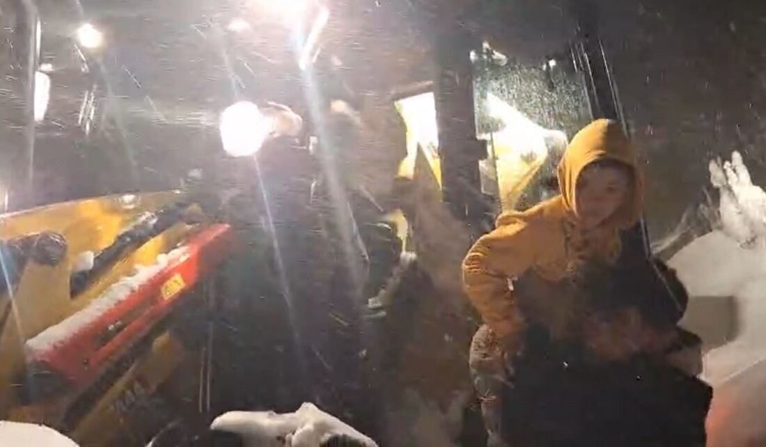 Siirt’in Şirvan ilçesinde kar nedeniyle yolu kapanan köyde yüksek ateş