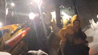 Siirt’in Şirvan ilçesinde kar nedeniyle yolu kapanan köyde yüksek ateş