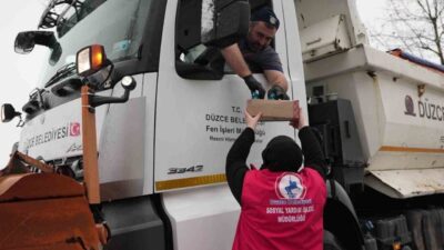 Düzce’de hafta sonundan itibaren yaşanan etkili olan kar yağışında mücadele