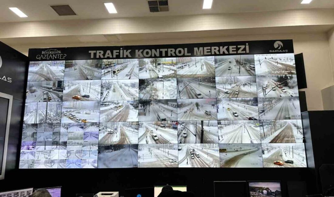 Gaziantep Büyükşehir Belediyesi, kar yağışına karşı yürüttüğü çalışmalarda klasik yöntemleri