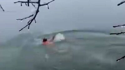 Diyarbakır’da bir vatandaş, yoğun kar yağışı altında Dicle Nehri’ne girdi.