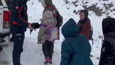 Amasya’da karlı yolda mahsur kalan öğrenci servisindeki çocukların yardımına AFAD