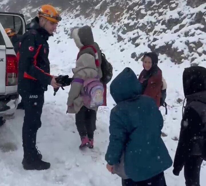 Amasya’da karlı yolda mahsur kalan öğrenci servisindeki çocukların yardımına AFAD