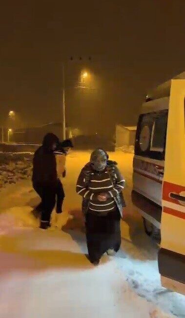 Kars’ta etkili olan yoğun kar yağışı ve tipi nedeniyle yolu