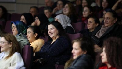 Kartepe’de “Deliriyorum Ben Haberin Olsun” adlı yetişkin tiyatro oyunu, izleyicilerden