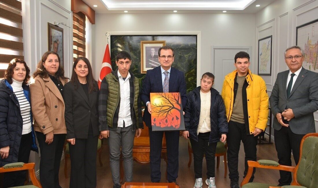 Manisa’nın Salihli ilçesindeki Özel Eğitim Uygulama Okulu öğrencileri, öğretmenleri eşliğinde