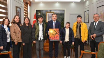 Manisa’nın Salihli ilçesindeki Özel Eğitim Uygulama Okulu öğrencileri, öğretmenleri eşliğinde
