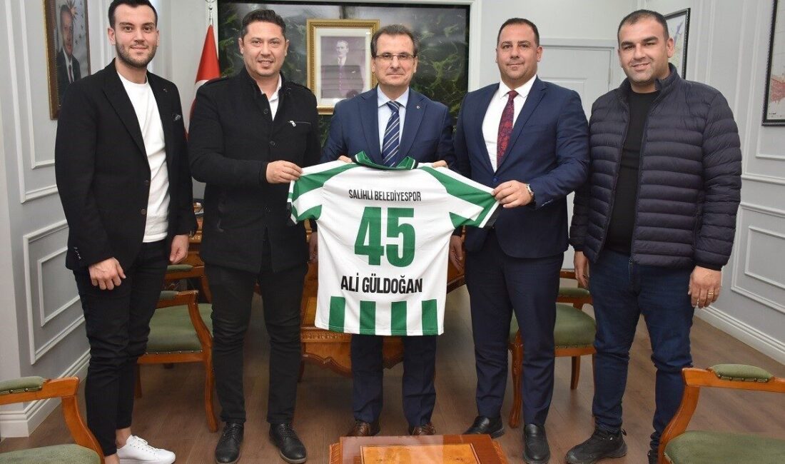 Manisa’nın Salihli ilçe Kaymakamı Ali Güldoğan’a, isminin yazılı olduğu 45