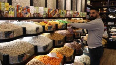 KIRŞEHİR (İHA) – Kırşehir’de yeni yıl öncesinde kuruyemişçi esnafı, vatandaşların