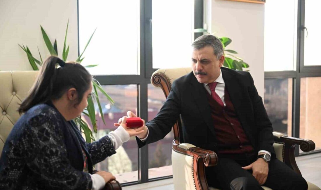 Erzurum Valisi Mustafa Çiftçi, down sendromlu Kısmet Pala’yı ziyaret ederek