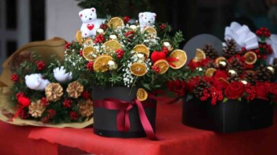 Yılbaşına günler kala Konya’da çiçekçilerde kokina hazırlığı devam ediyor. Kokina