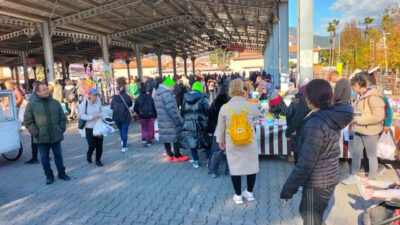 Muğla’nın Köyceğiz ilçesinde yılbaşı pazarı kapalı pazar yerinde kuruldu. Her