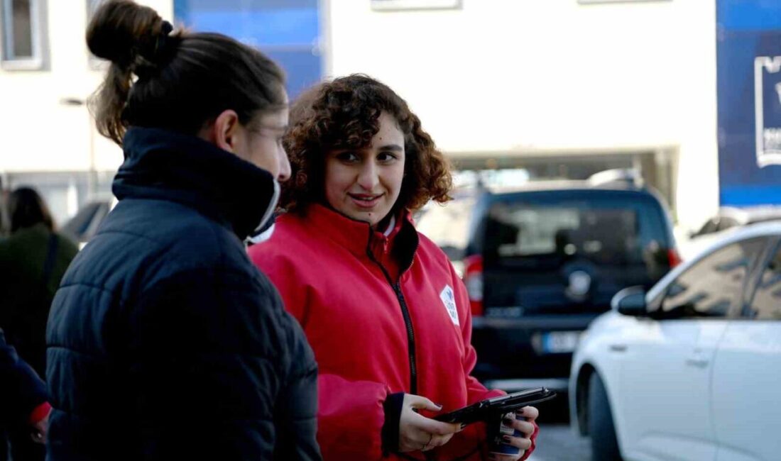 Kuşadası Belediyesi Güvercin Masa Gezici ekibi tarafından kentte yaşayan ihtiyaç