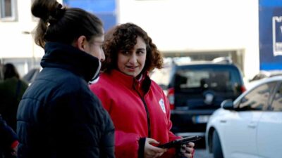 Kuşadası Belediyesi Güvercin Masa Gezici ekibi tarafından kentte yaşayan ihtiyaç