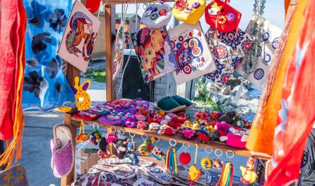 Kuşadası Belediyesi tarafından yaklaşan yeni yıl dolayısıyla kent merkezinde bulunan