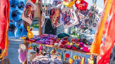 Kuşadası Belediyesi tarafından yaklaşan yeni yıl dolayısıyla kent merkezinde bulunan