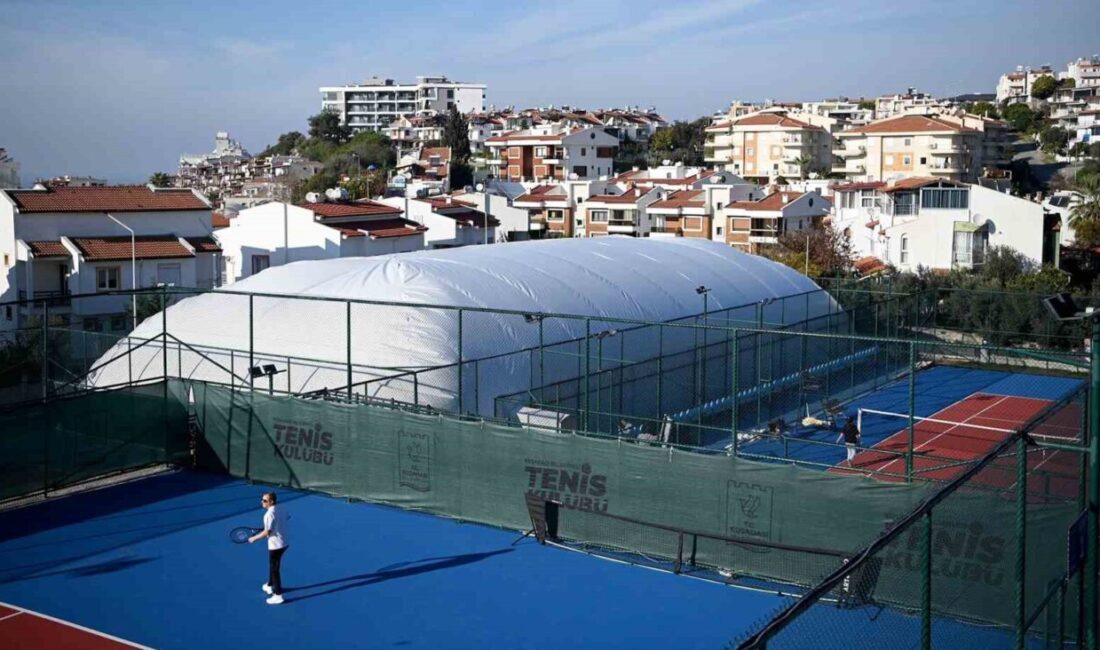 Kuşadası Belediyesi tarafından Kuşadası Tenis Kulübü’nde yapımı tamamlanan balon kort