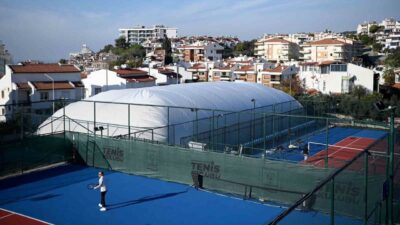 Kuşadası Belediyesi tarafından Kuşadası Tenis Kulübü’nde yapımı tamamlanan balon kort