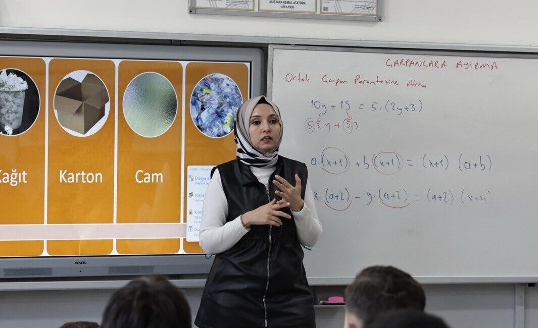 Kütahya Belediyesi tarafından Atakent Ortaokulu’nda düzenlenen “Sıfır Atık” konulu eğitimler,