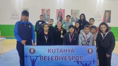 İzmir’de düzenlenen Ege Kupası Halter Şampiyonası, Kütahya Belediyespor Kulübü sporcularının