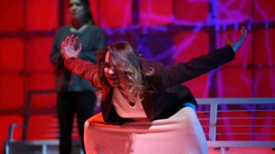 Annelik ve ebeveynlik kaygılarını sahneye taşıyan “Kutsal” oyunu, İstanbul’daki farklı