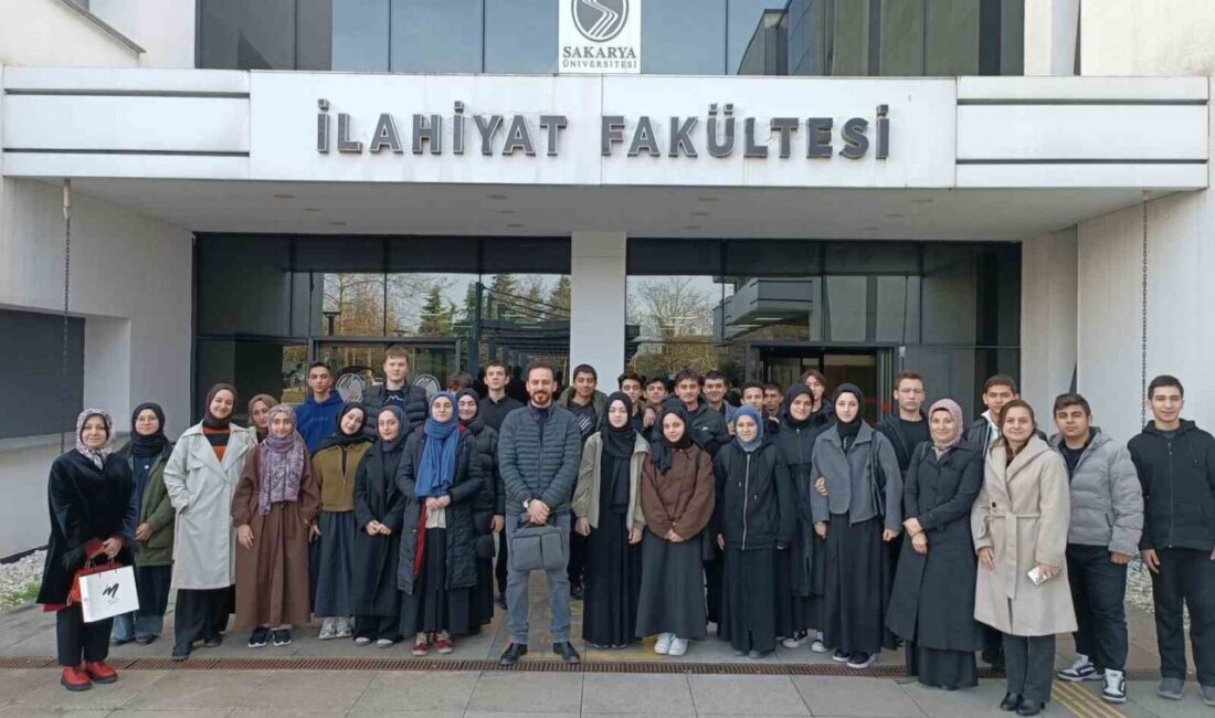 Sakarya’da “Geleceğime Yön Veriyorum” projesi kapsamında lise öğrencileri, akademik ortamı