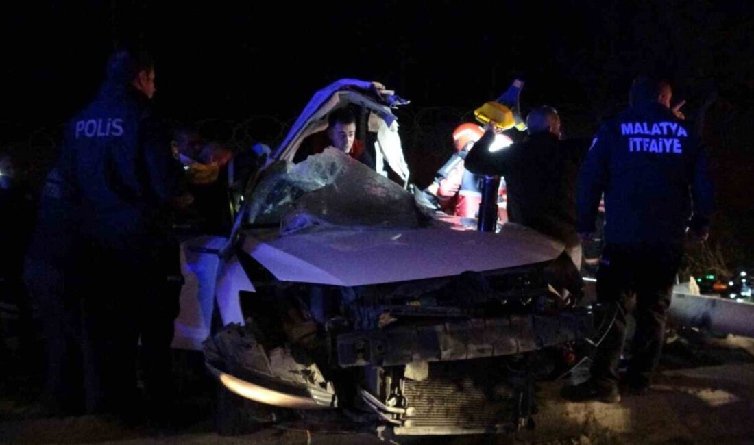 Malatya’da sürücünün kontrolünden çıkan otomobil çarptığı trambüs direğini devirdi. Feci