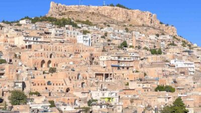 Mardin’de etkisini sürdüren kar yağışı ve dondurucu soğuklar nedeniyle valilik,