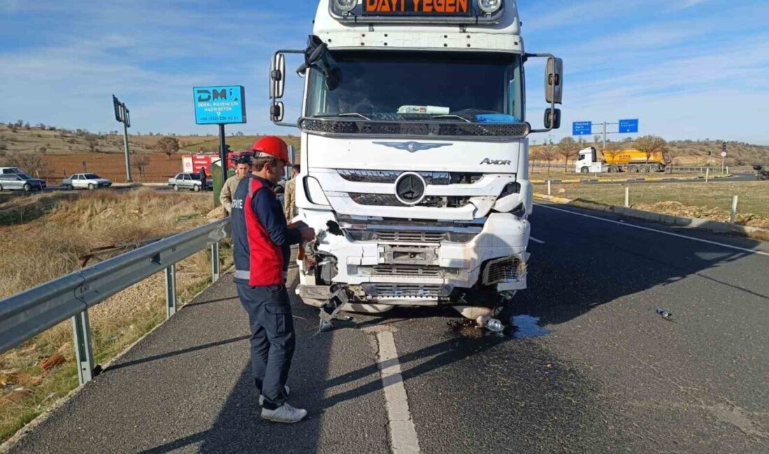 Mardin-Diyarbakır karayolunda tır, otomobile çarptı. Kazada genel cerrahi uzmanı ağır