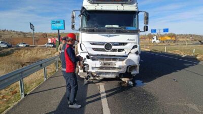 Mardin-Diyarbakır karayolunda tır, otomobile çarptı. Kazada genel cerrahi uzmanı ağır