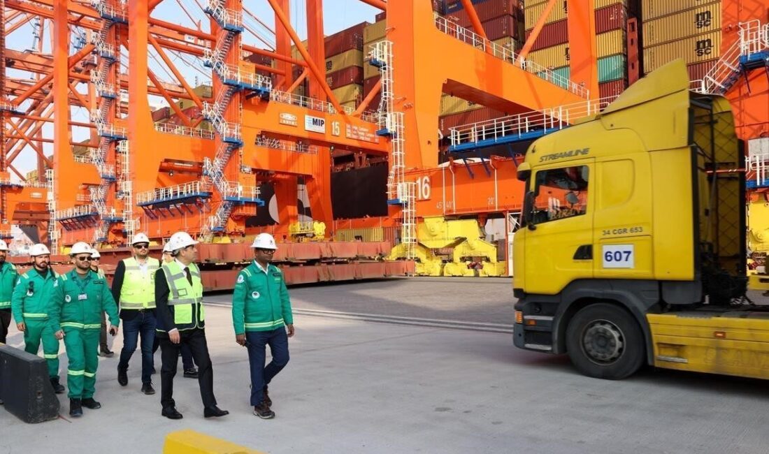 Mersin Valisi Atilla Toros, Mersin Uluslararası Limanı’nda incelemelerde bulundu. Mersin